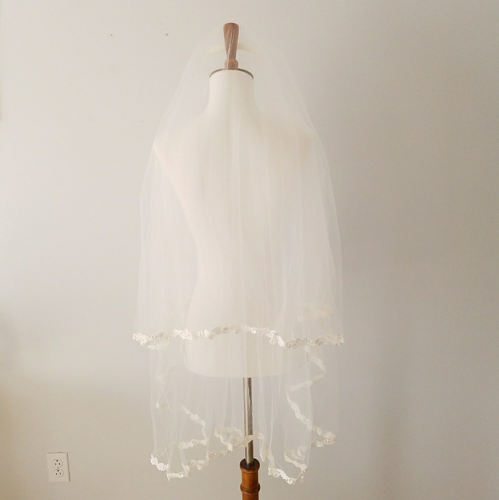 NWT David's Bridal ivory lace edge 2 tier veil